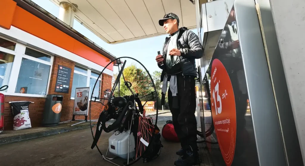 Nico Aubert repostando en una gasolinera en su desafío de cruzarse España volando en paramotor