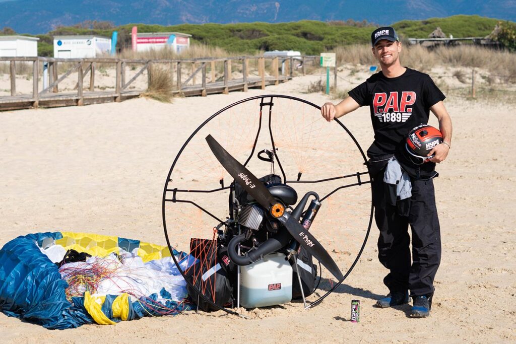 Nico Aubert llega a Tarifa después de cruzarse España volando en paramotor